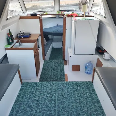 Nice Boat To Sleep In & Parking *