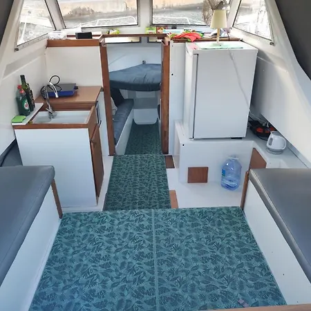 Nice Boat To Sleep In & Parking *