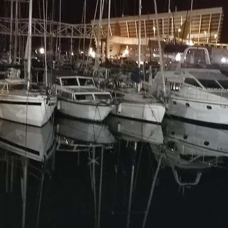 Nice Boat To Sleep In & Parking *