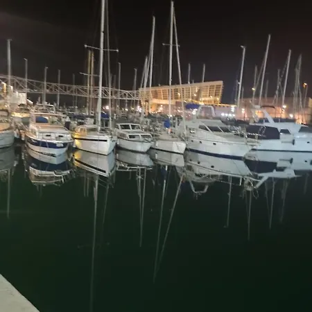 Nice Boat To Sleep In & Parking Botel *
