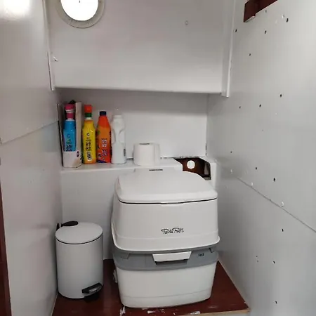 Nice Boat To Sleep In & Parking 船屋